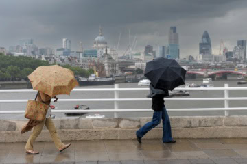 Zwei Menschen mit Schirm in London.