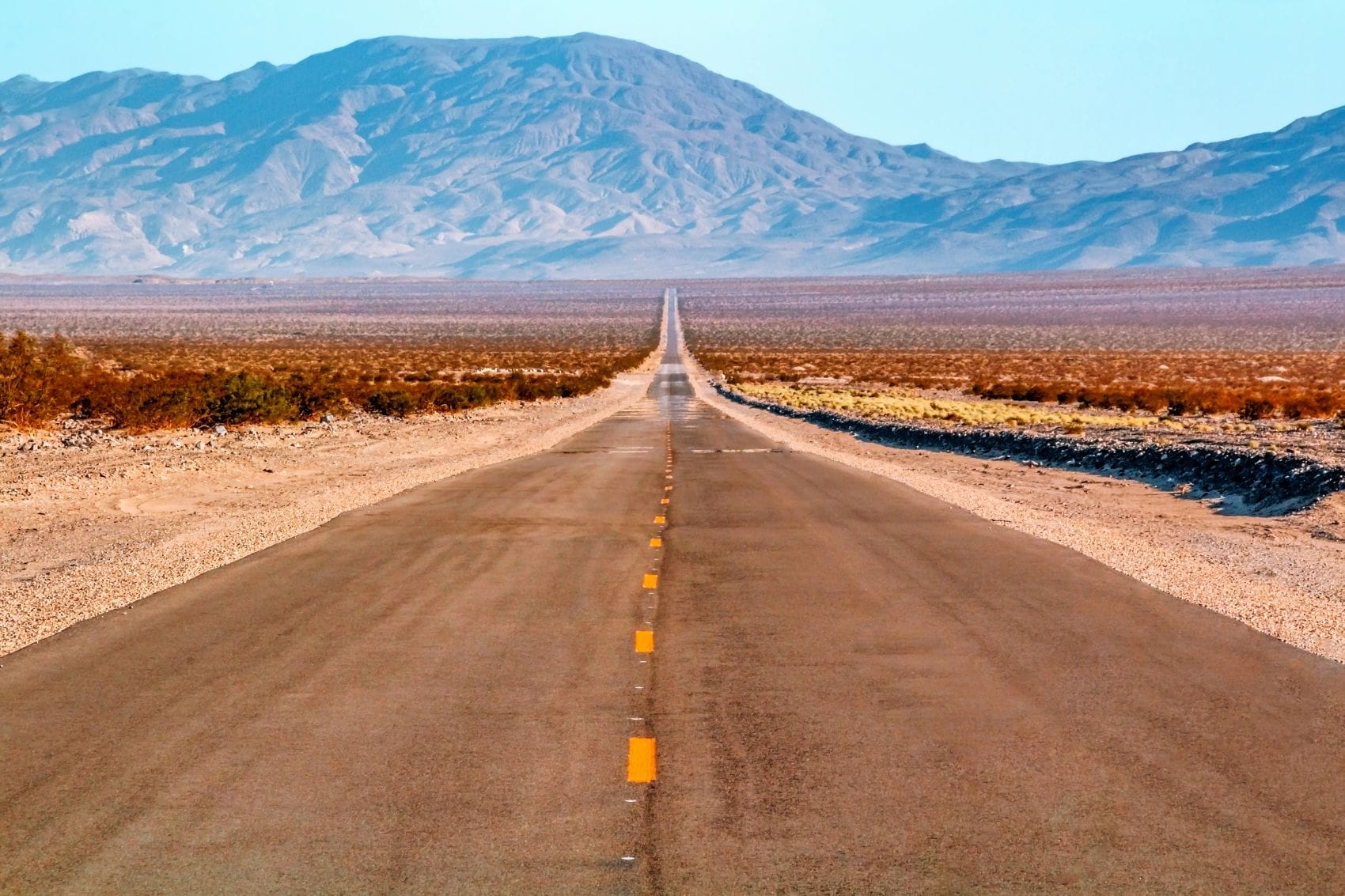 Lange einsame Straße durch das Death Valley in Kalifornien