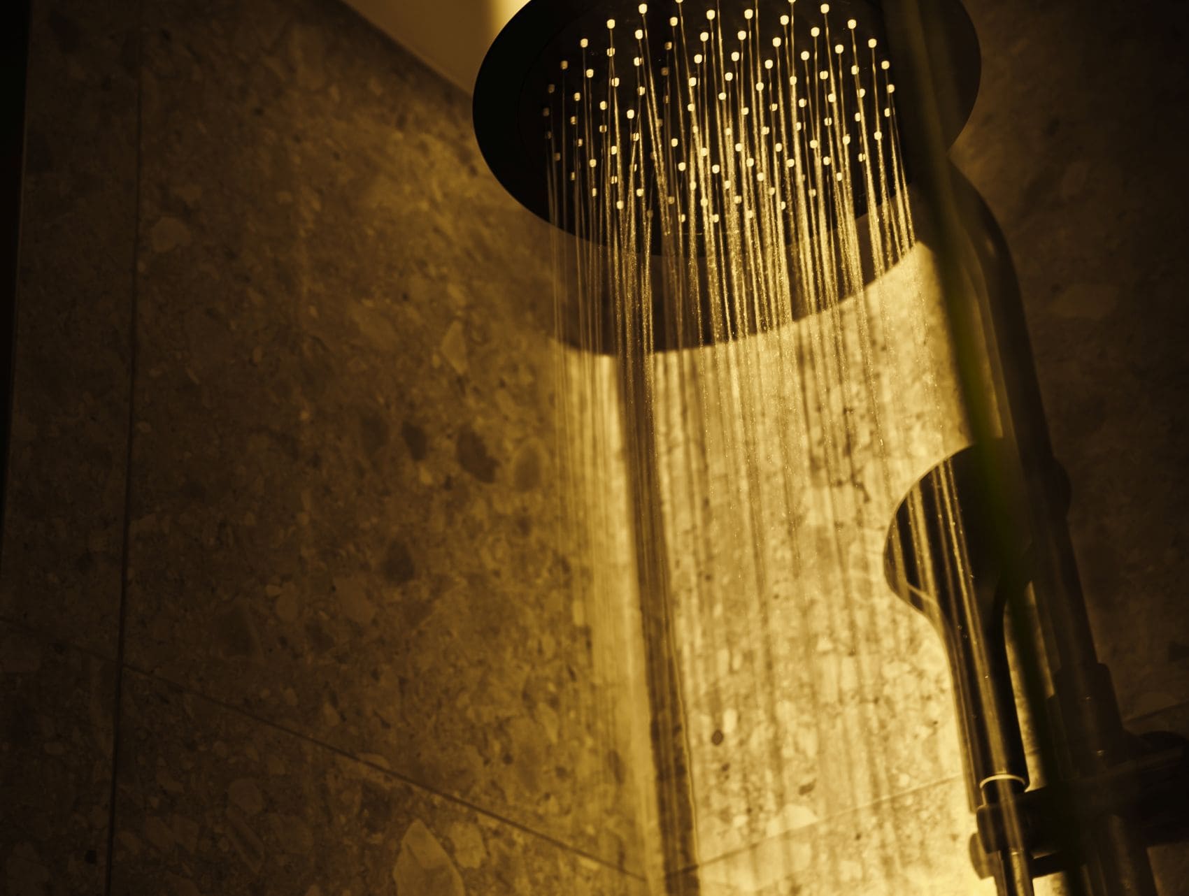 Regendusche in einem modernen Badezimmer