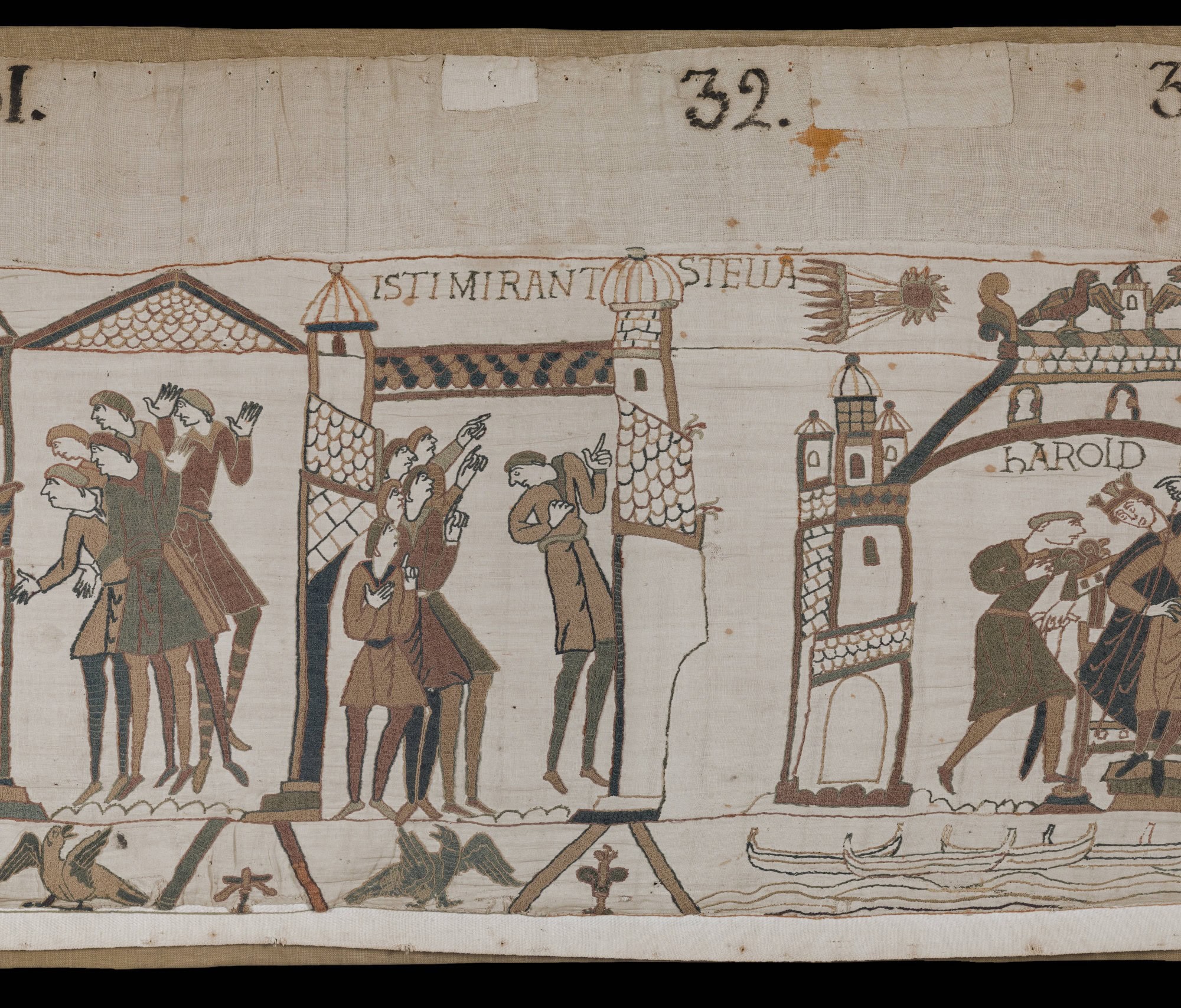 Nahaufnahme der Stickerei auf dem Teppich von Bayeux. Am oberen Rand der Darstellung ist ein stilisierter Komet zu sehen