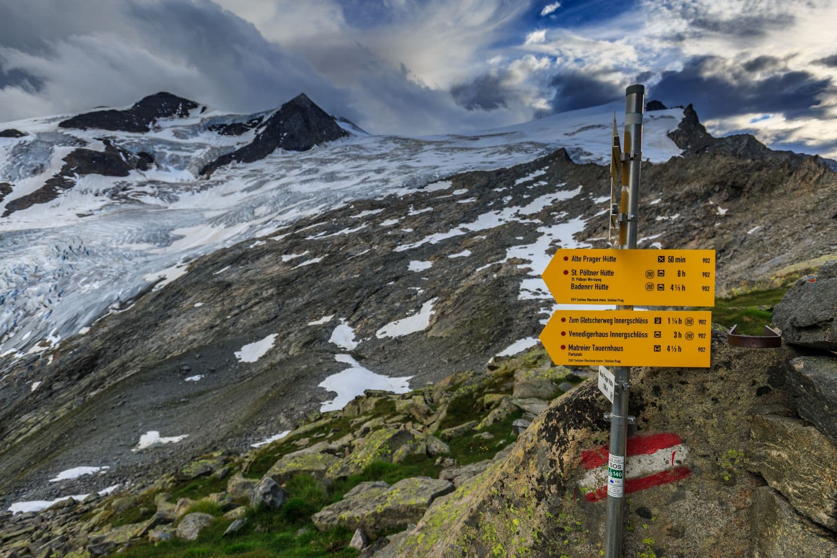 Venediger-Höhenweg mit Wegweiser und Blick auf den Großvenediger in Osttirol