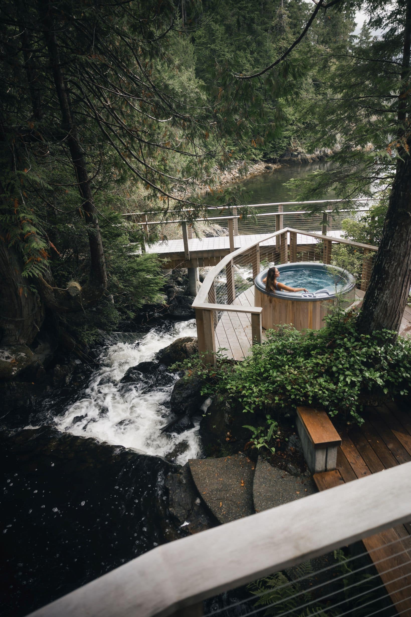 Whirlpool der Wahous Wilderness Lodge mitten im kanadischen Wald