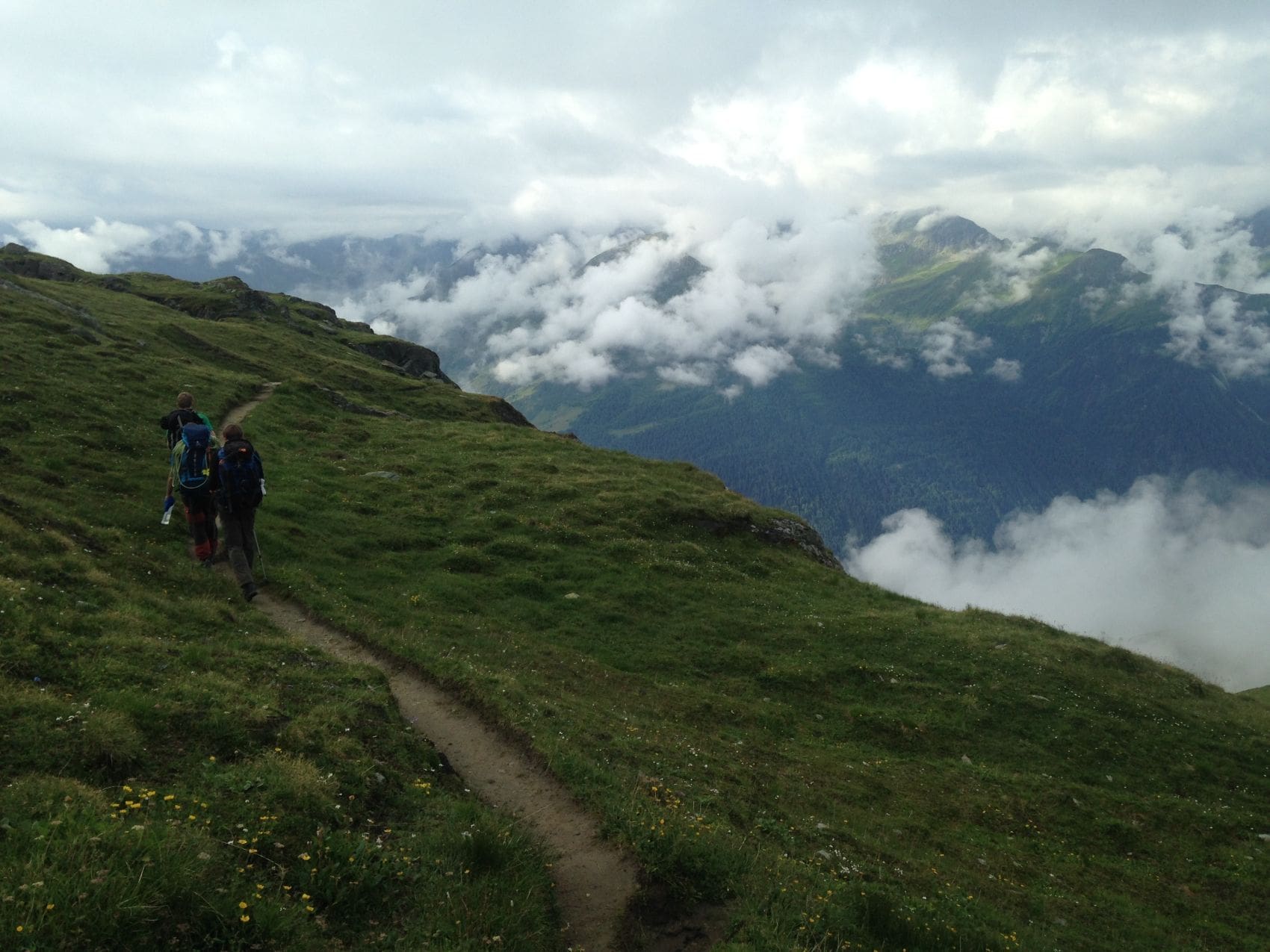 Wanderer auf einem schmalen Pfad am Venediger-Höhenweg in Tirol