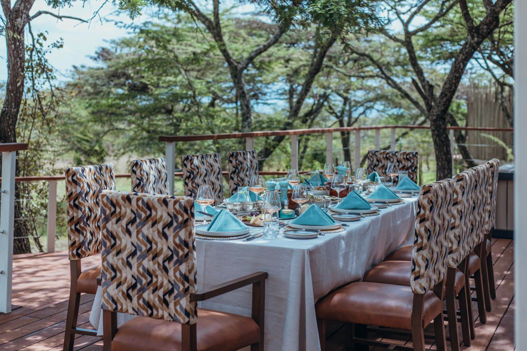 Gedeckter Esstisch auf der Terrasse des Zamara Private in Kenia