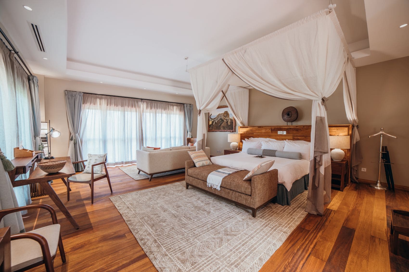 Schlafzimmer im Zamara Private in Kenia mit Himmelbett und afrikanischem Interieur