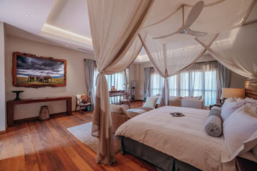 Suite im Zamara Private in Kenia mit Himmelbett und afrikanischer Kunst