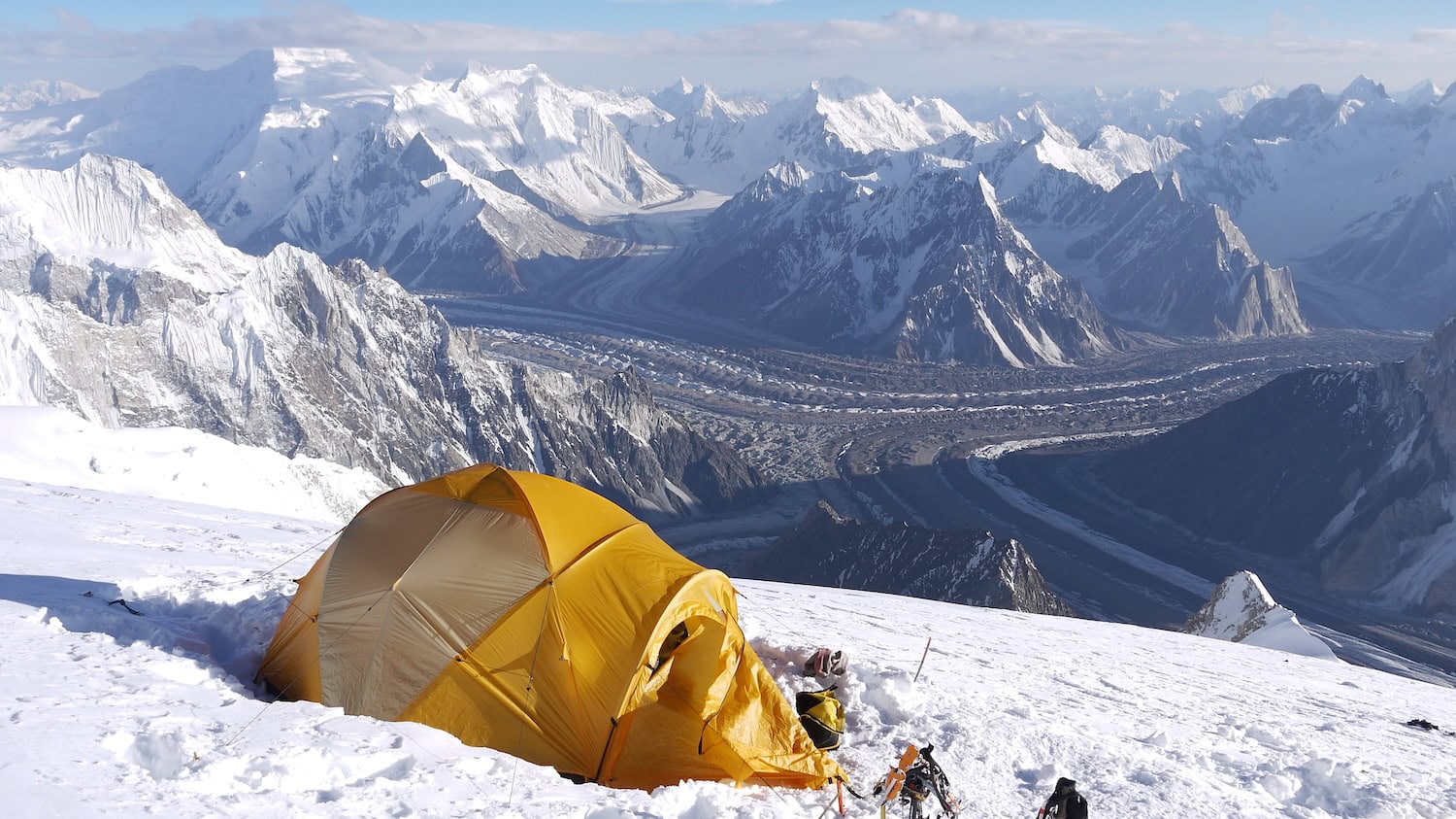 Pakistan Broad Peak climbing expedition Zeltlager im Schnee
