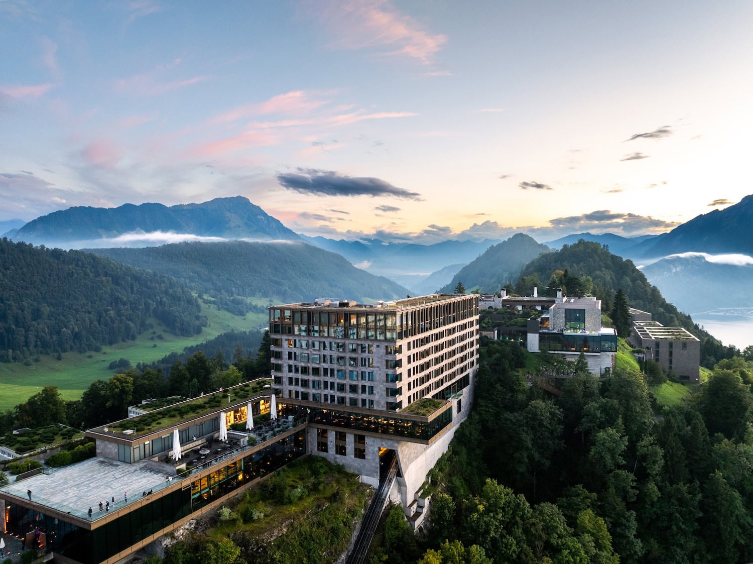 Hotel Bürgenstock von oben mit den Bergen im Hintergrund