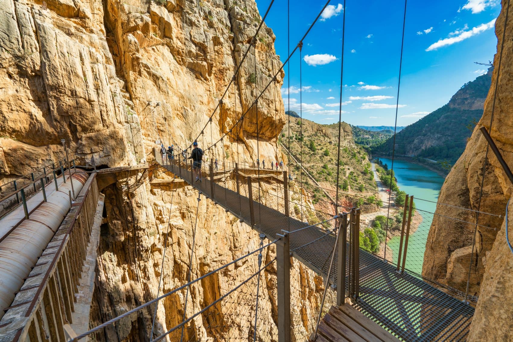 Wanderer auf den Stegen des Caminito del Rey in einer Felsschlucht bei Málaga