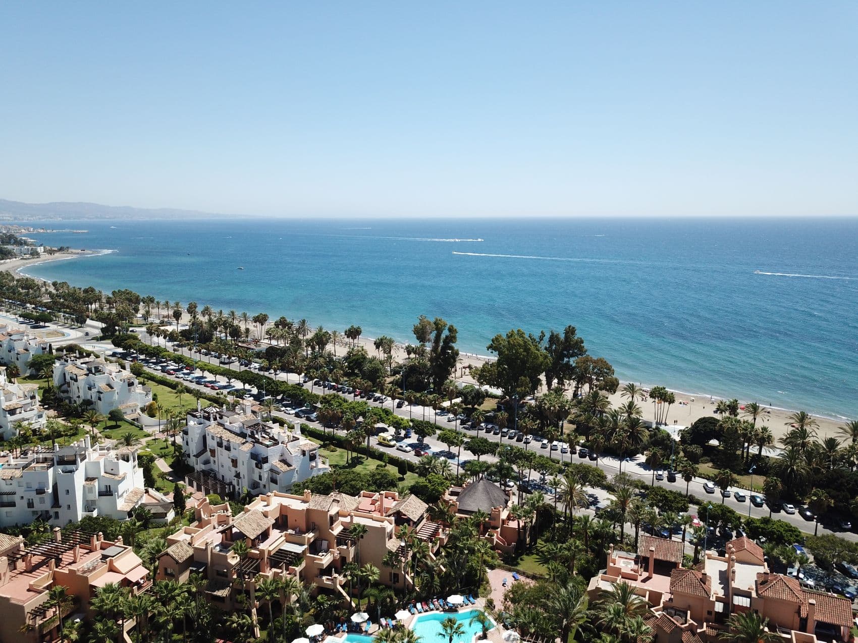 Luftaufnahme von San Pedro de Alcántara mit Strand und Mittelmeer bei Marbella