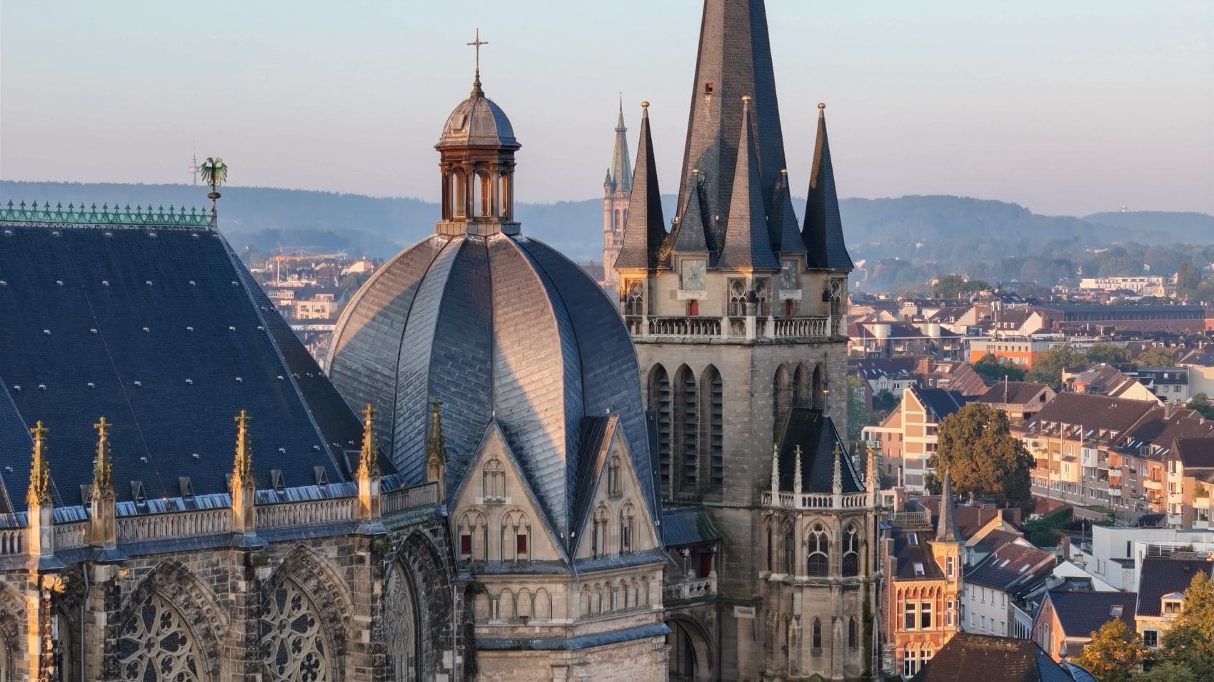 Nahaufnahme des Aachener Doms mit Kuppel und Türmen im Abendlicht