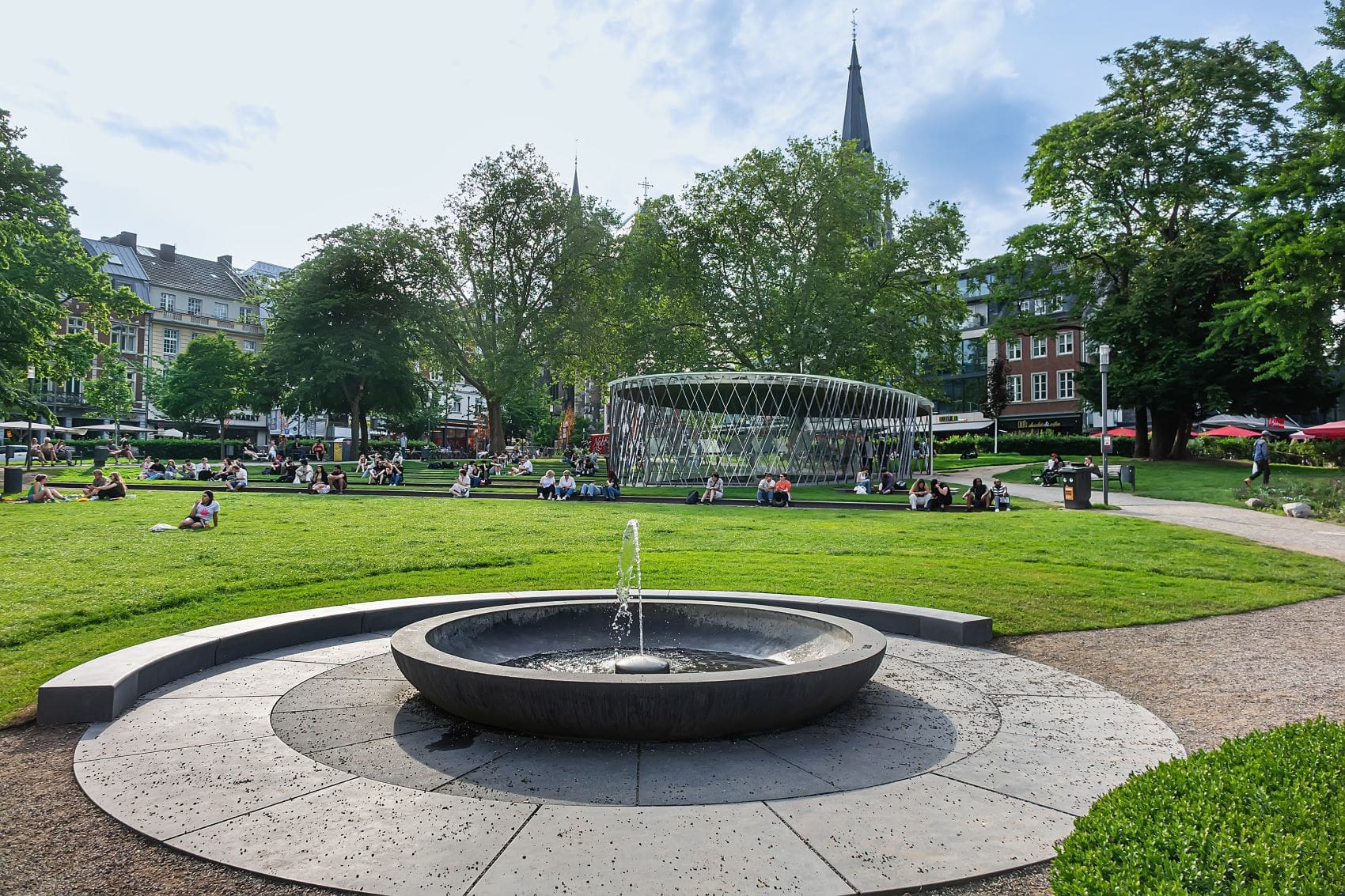 Elisengarten in Aachen mit archäologischer Vitrine und Brunnen