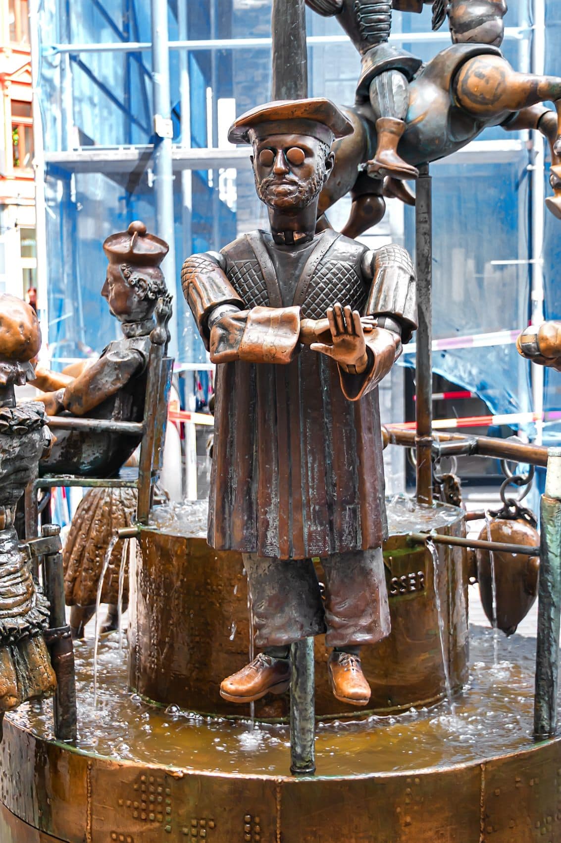 Bewegliche Bronzefigur am Puppenbrunnen in Aachen
