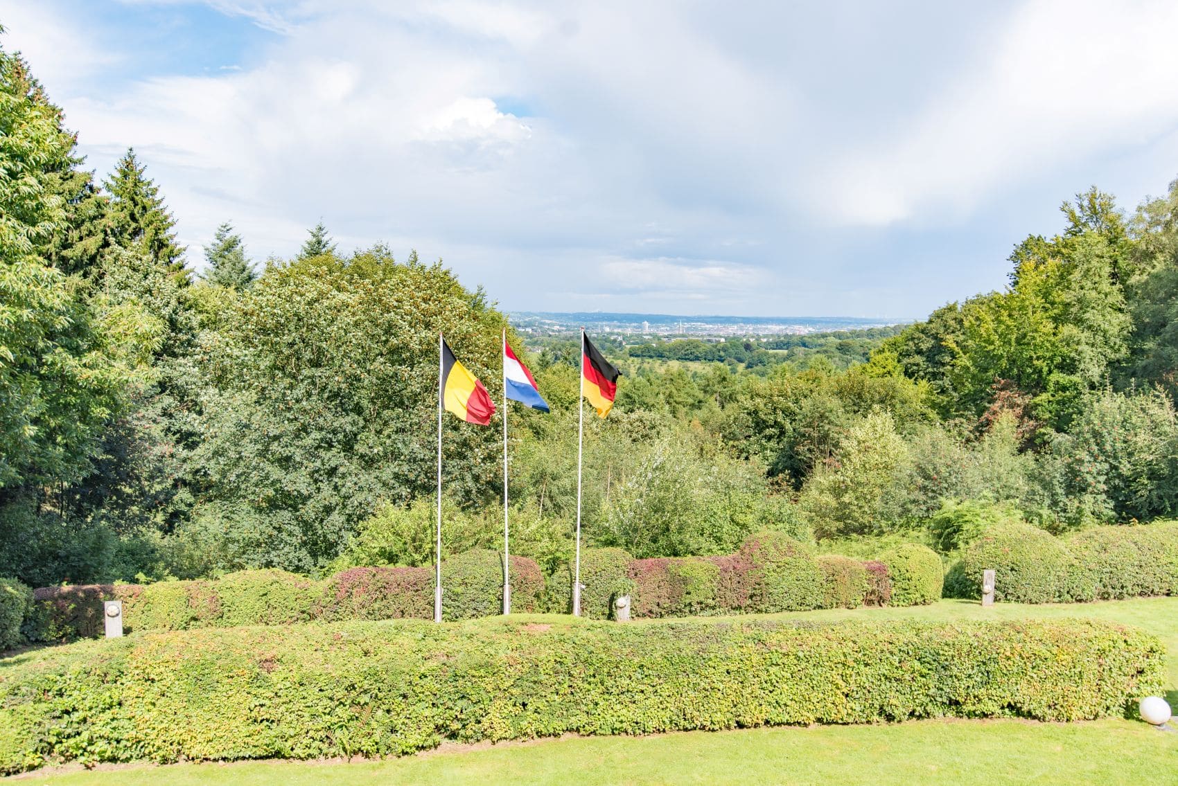 Flaggen von Belgien, den Niederlanden und Deutschland am Vaalserberg bei Aachen