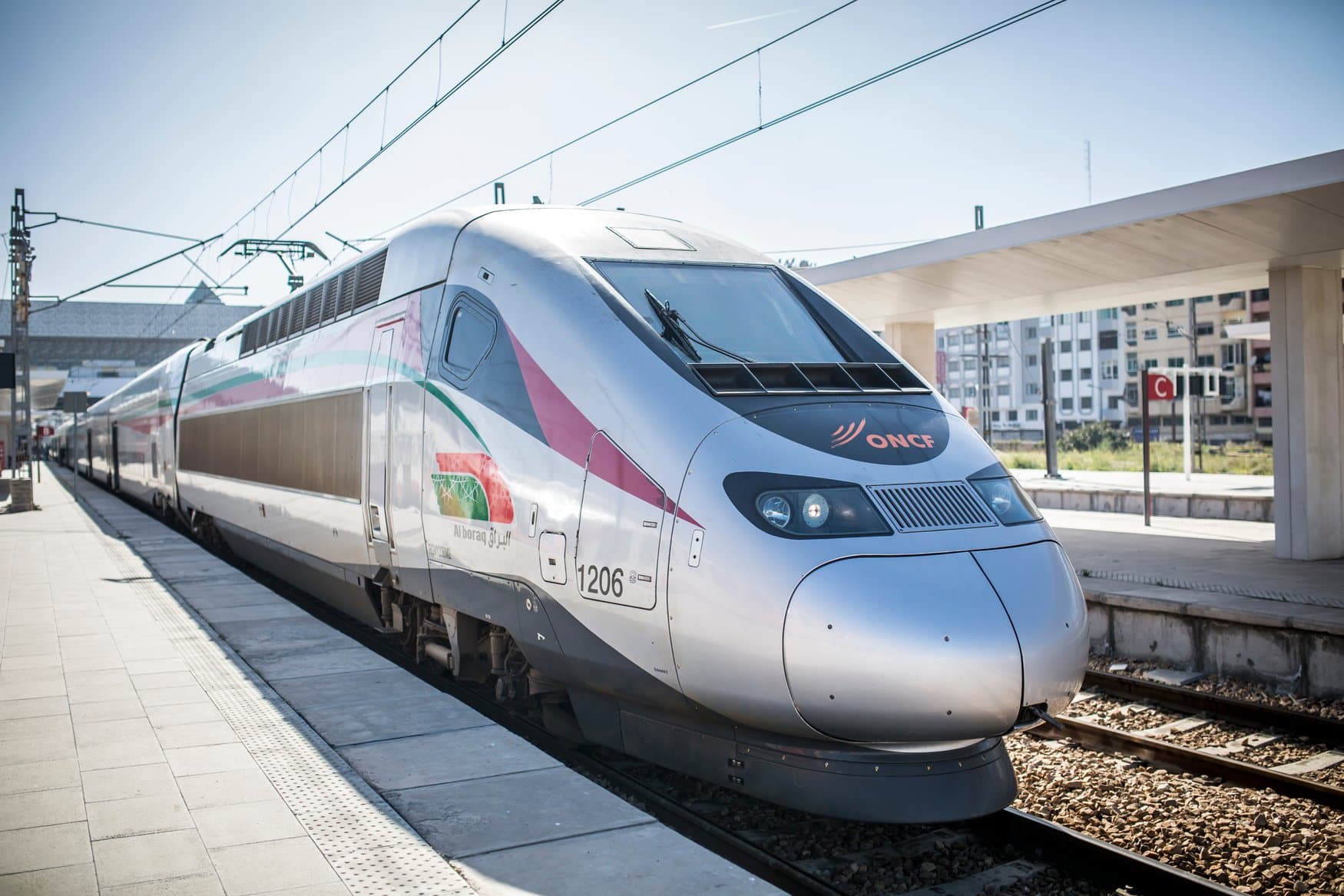Ein Hochgeschwindigkeitszug Al Boraq der ONCF steht am Bahnsteig in Casablanca, die Front in Silber mit rosafarbenem und grünem Farbband.