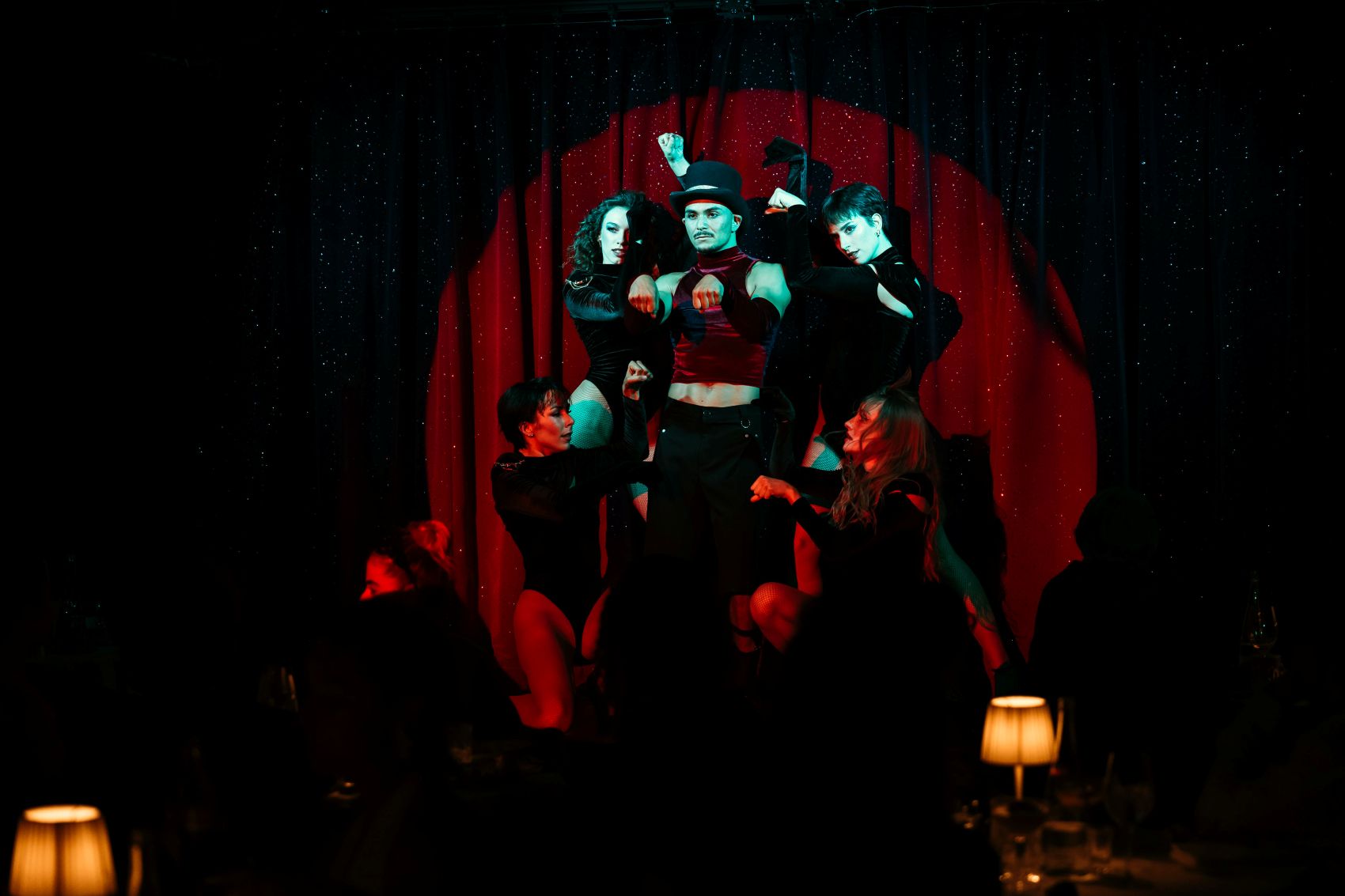 Dinner-Show mit Tänzern und Performern im L’Alcazar in Paris