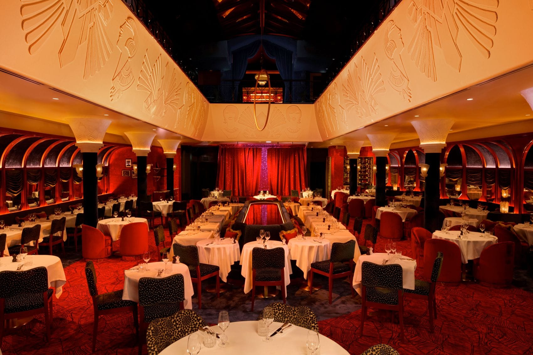 Restaurant und Bühne im neu gestalteten L’Alcazar in Paris