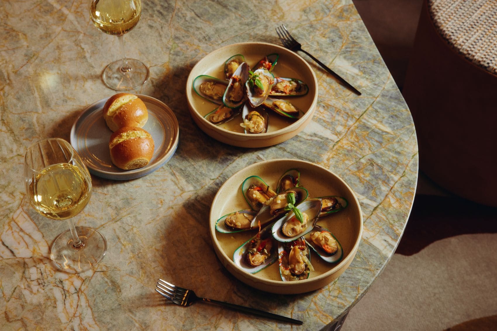 Muscheln und Wein im Restaurant Six to Midnight des Avani Queenstown