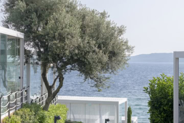 Weg zum Strand an weißen Bungalows vorbei im Avaton Luxury Beach Resort