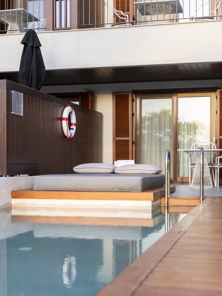 Zimmer mit privatem Pool im Avaton Luxury Beach Resort