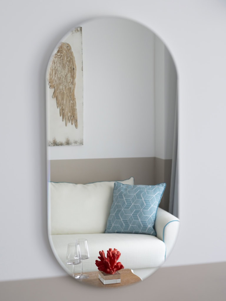 Spiegel mit Sofa im Hintergrund aus einem Zimmer im Avaton Luxury Beach Resort