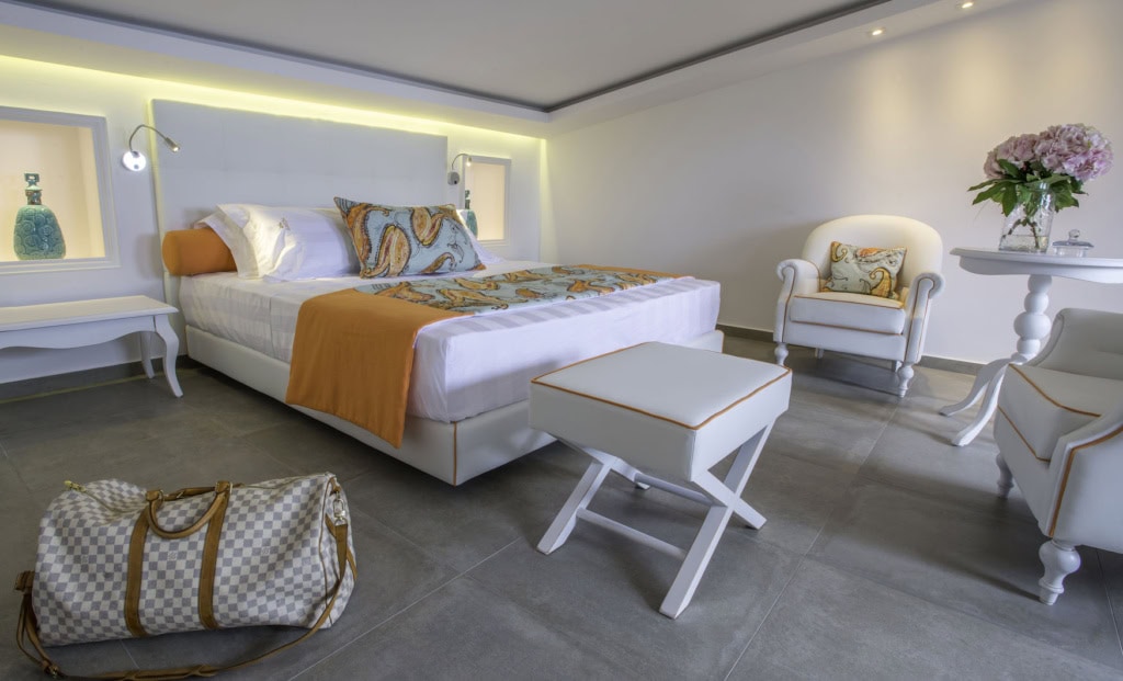 Zimmer mit Bett im Avaton Luxury Beach Resort auf Chalkidiki