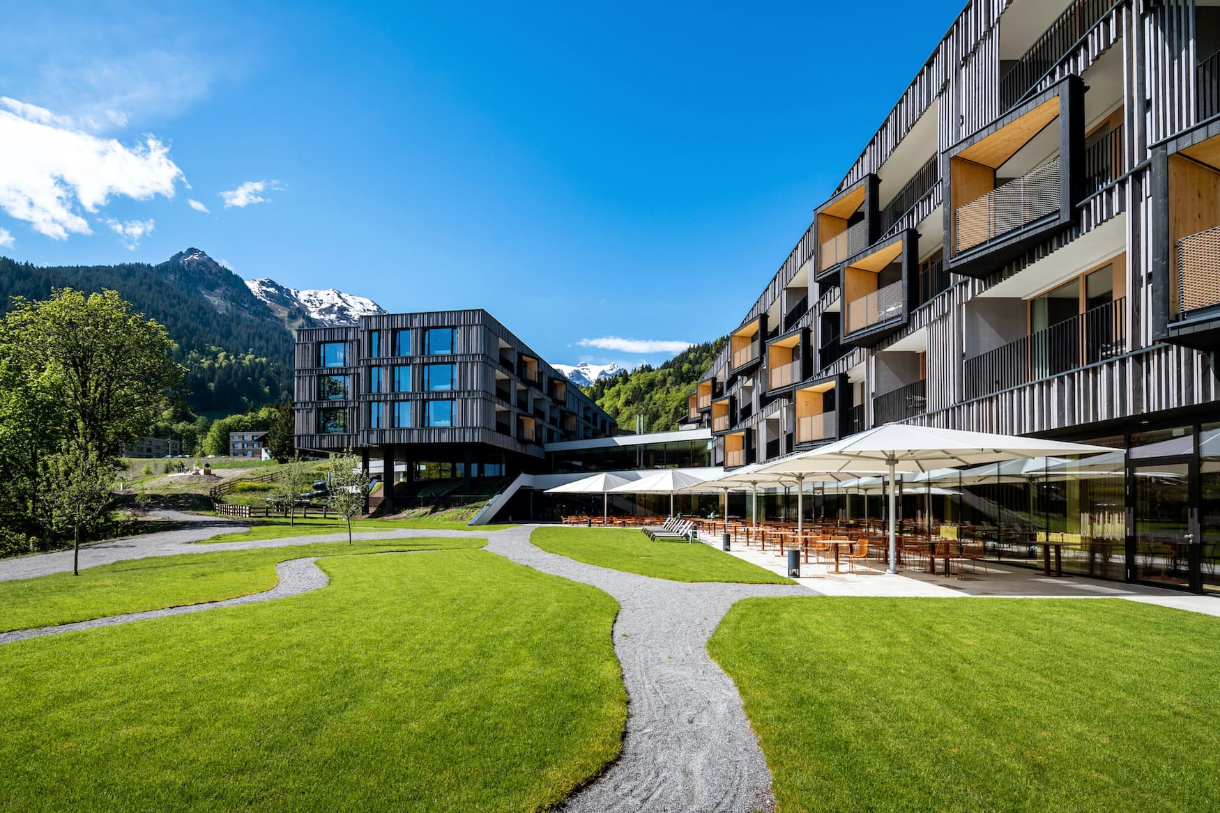 Babymoon im Falkensteiner Montafon: Terrasse mit Bergblick in Vorarlberg