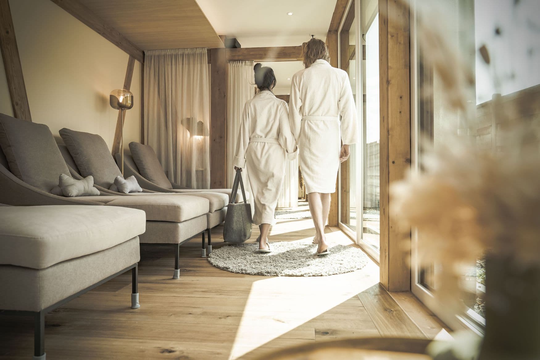 Babymoon in Jordan's Untermühle: Paar in der Ruhelounge in Rheinhessen