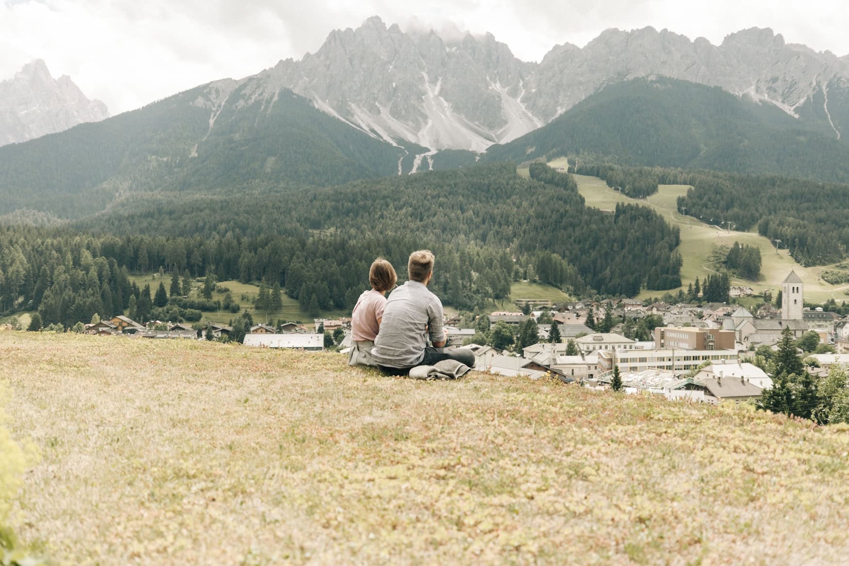Babymoon im Naturhotel Leitlhof: Paar mit Blick auf die Dolomiten