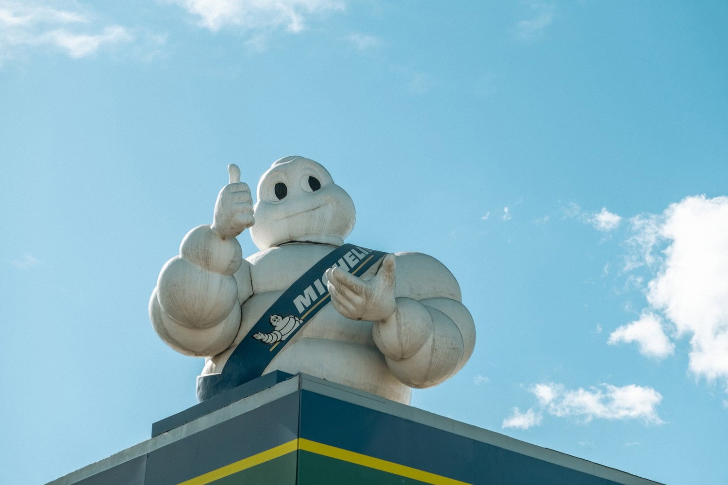Bibendum, das Michelin-Männchen und Maskottchen des französischen Reifenherstellers, vor blauem Himmel. Foto: alexanderon / Shutterstock