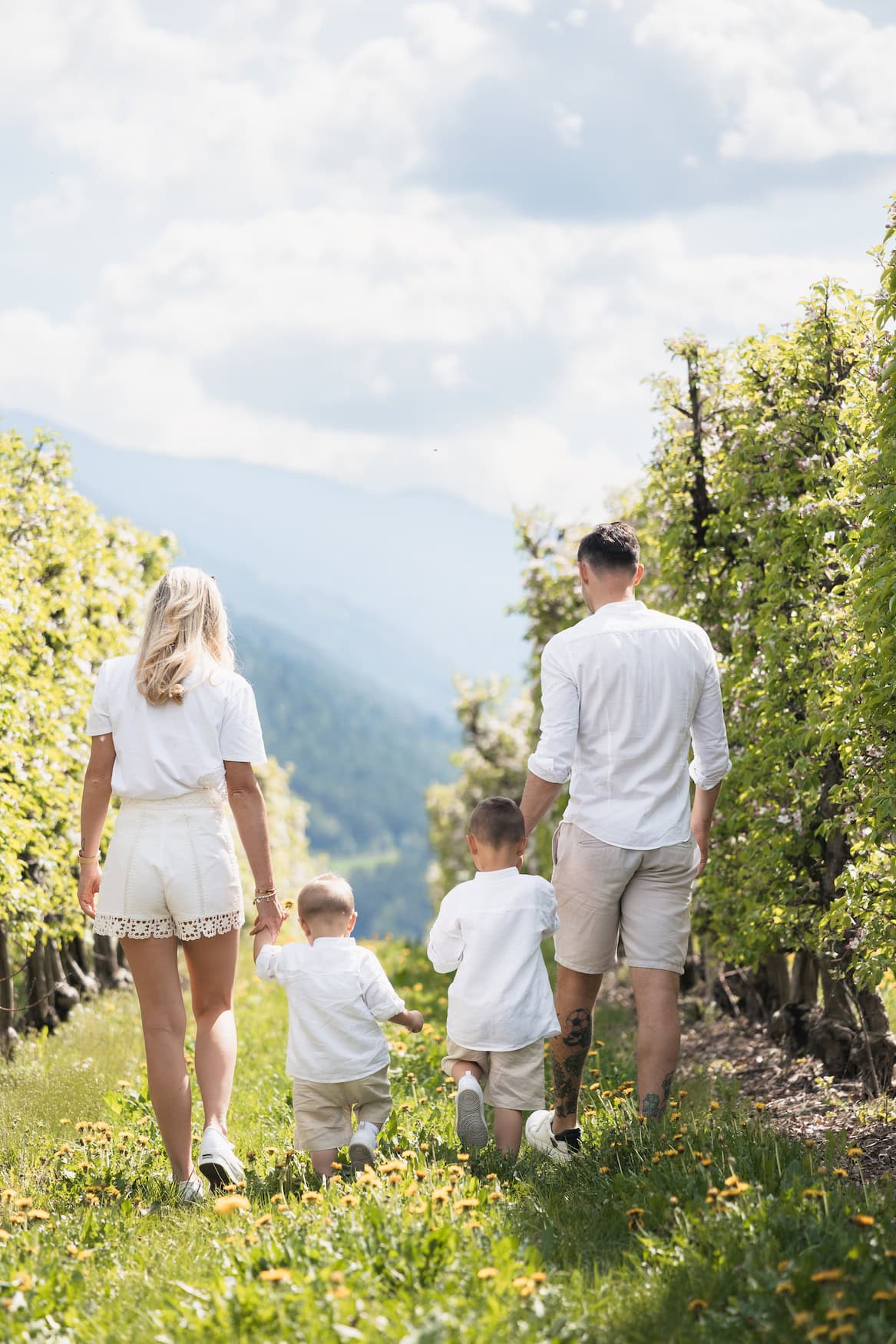 Familie händchenhaltend beim Spaziergang im Hotel Das Mühlwald in Südtirol
