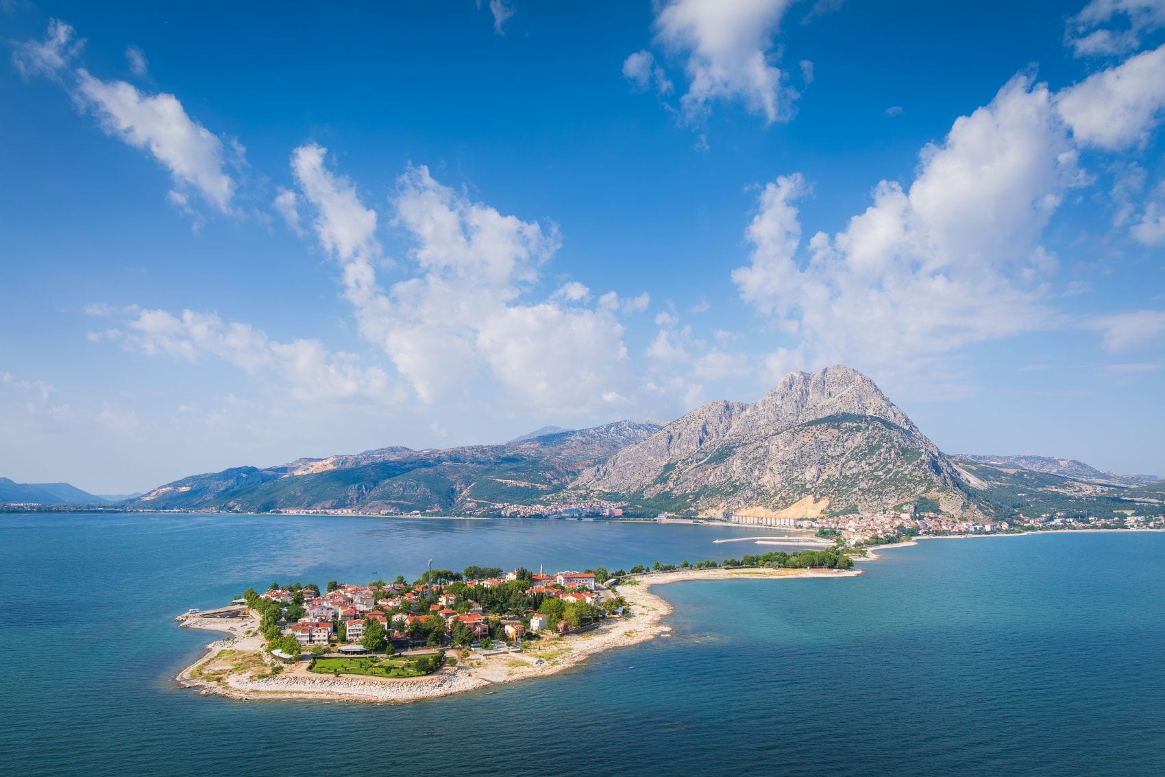 Yeşilada im Eğirdir-See vor den Bergen der Provinz Isparta in der Türkei