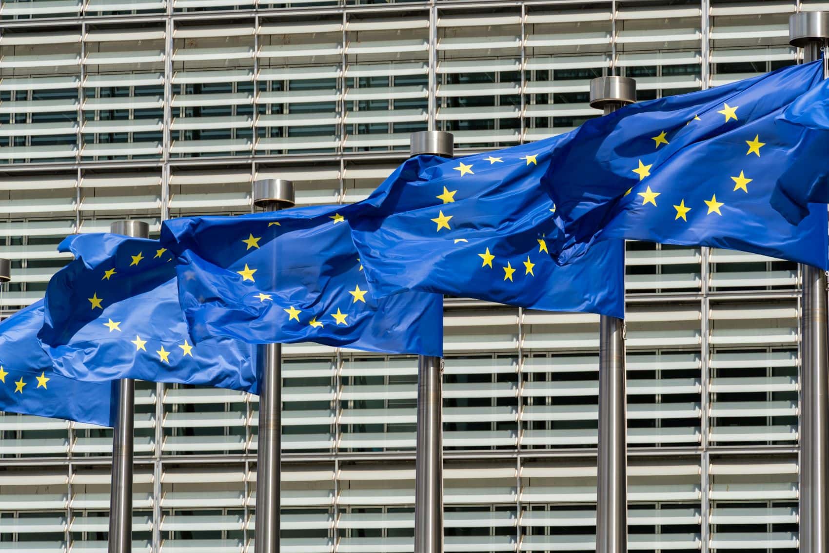 EU-Flaggen vor einem Gebäude der Europäischen Kommission in Brüssel.