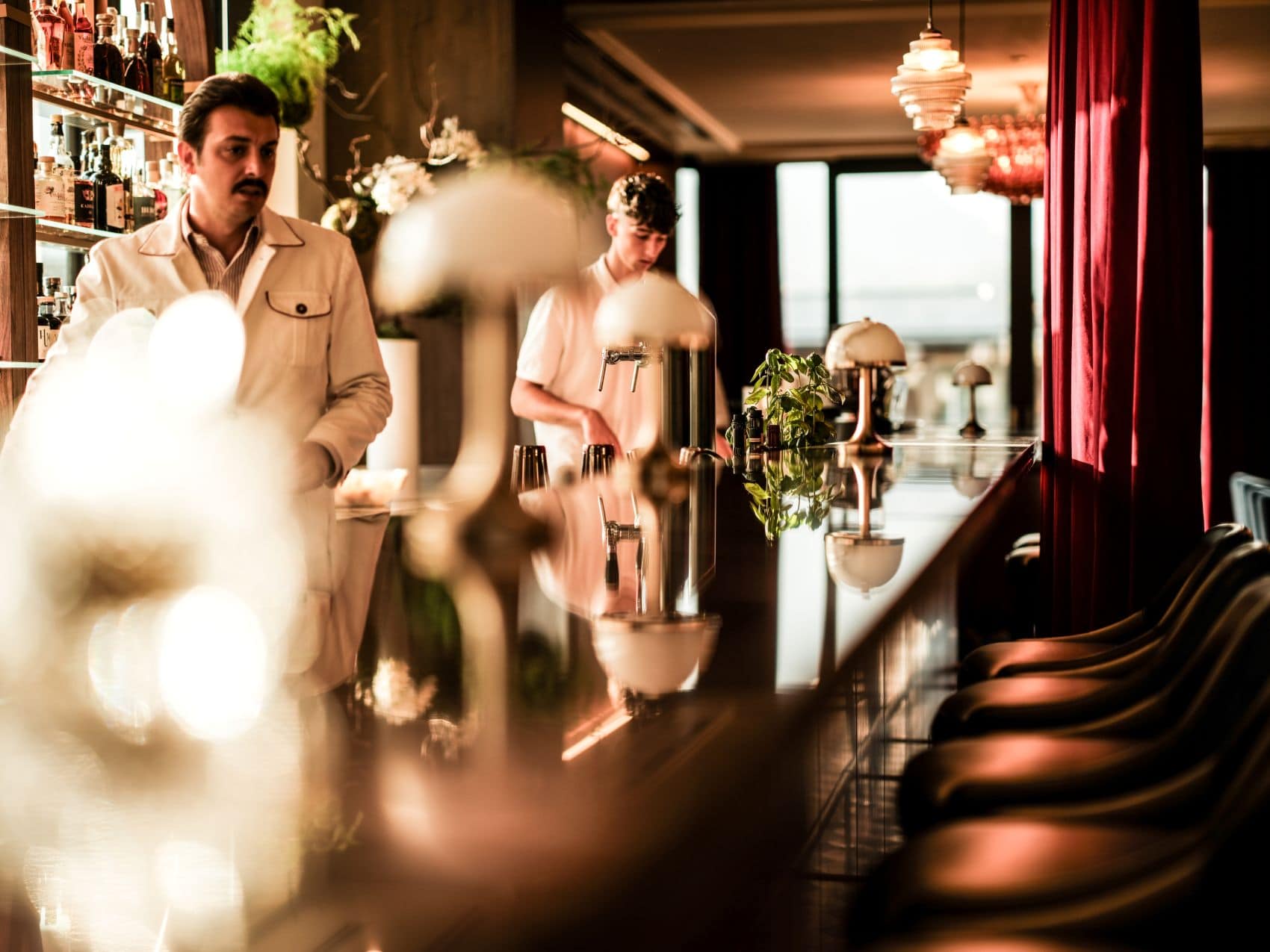 House of Negroni im Falkensteiner Resort Lake Garda mit Barkeepern hinter dem Tresen.