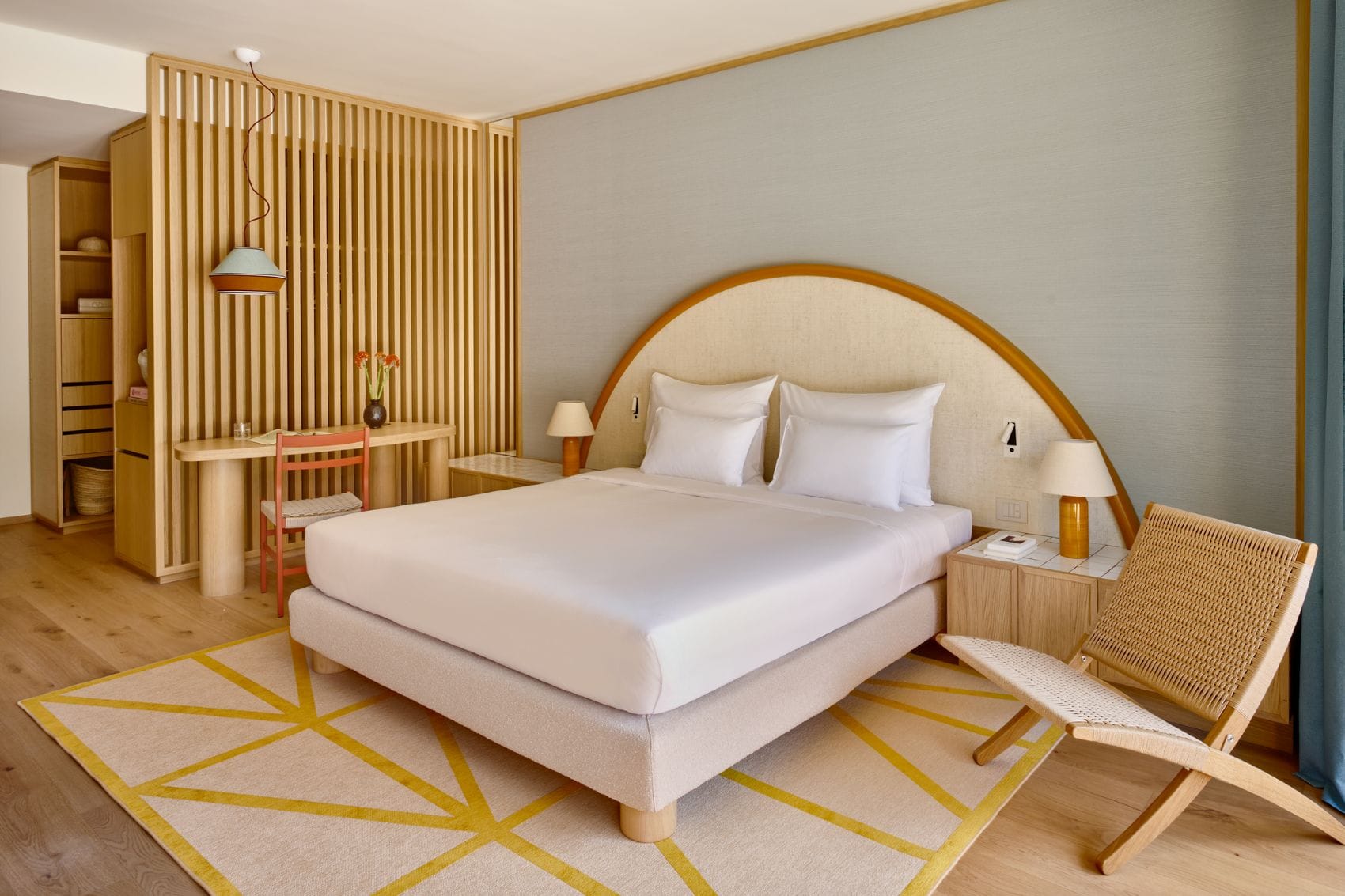 Helles Zimmer im Falkensteiner Resort Lake Garda mit Holzelementen, Naturtönen und modernem Interior Design.