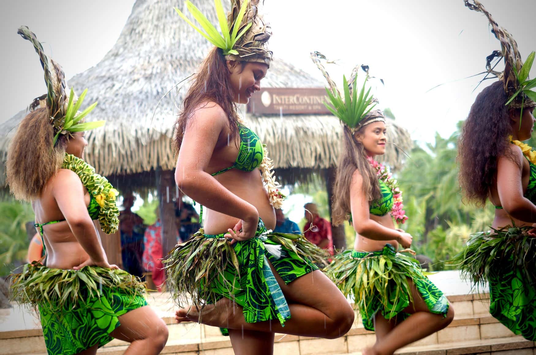 Vier Frauen in traditioneller Kleidung tanzen für Kultur auf Tahiti.