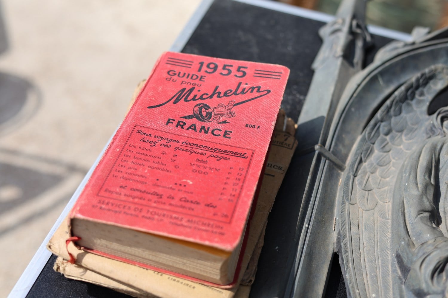 Historische Ausgabe: Guide Michelin France von 1955, Sonderedition für den Touring Club de France. Foto: OKcamera / Shutterstock