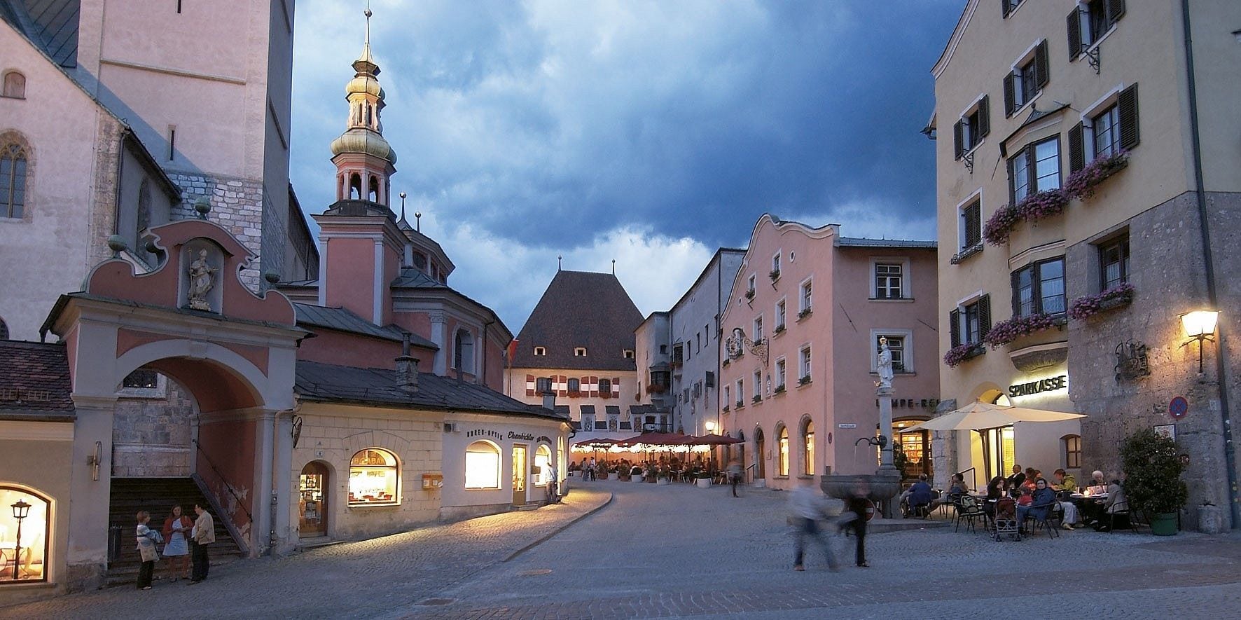 Oberer Stadtplatz in der historischen Altstadt von Hall in Tirol am Abend