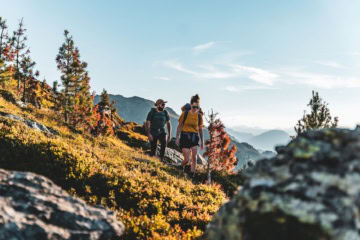 Zwei Wanderer am Glungezer in der Region Hall-Wattens im Herbst