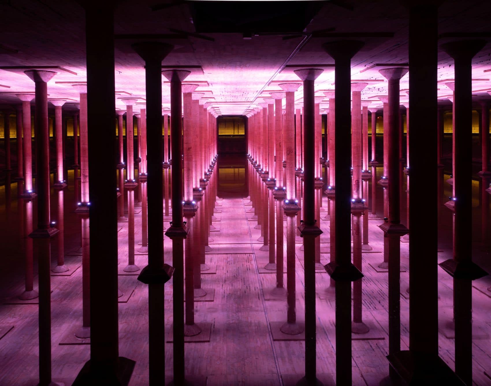 Beleuchtete Säulen und Spiegelungen in der unterirdischen Buffalo Bayou Park Cistern in Houston