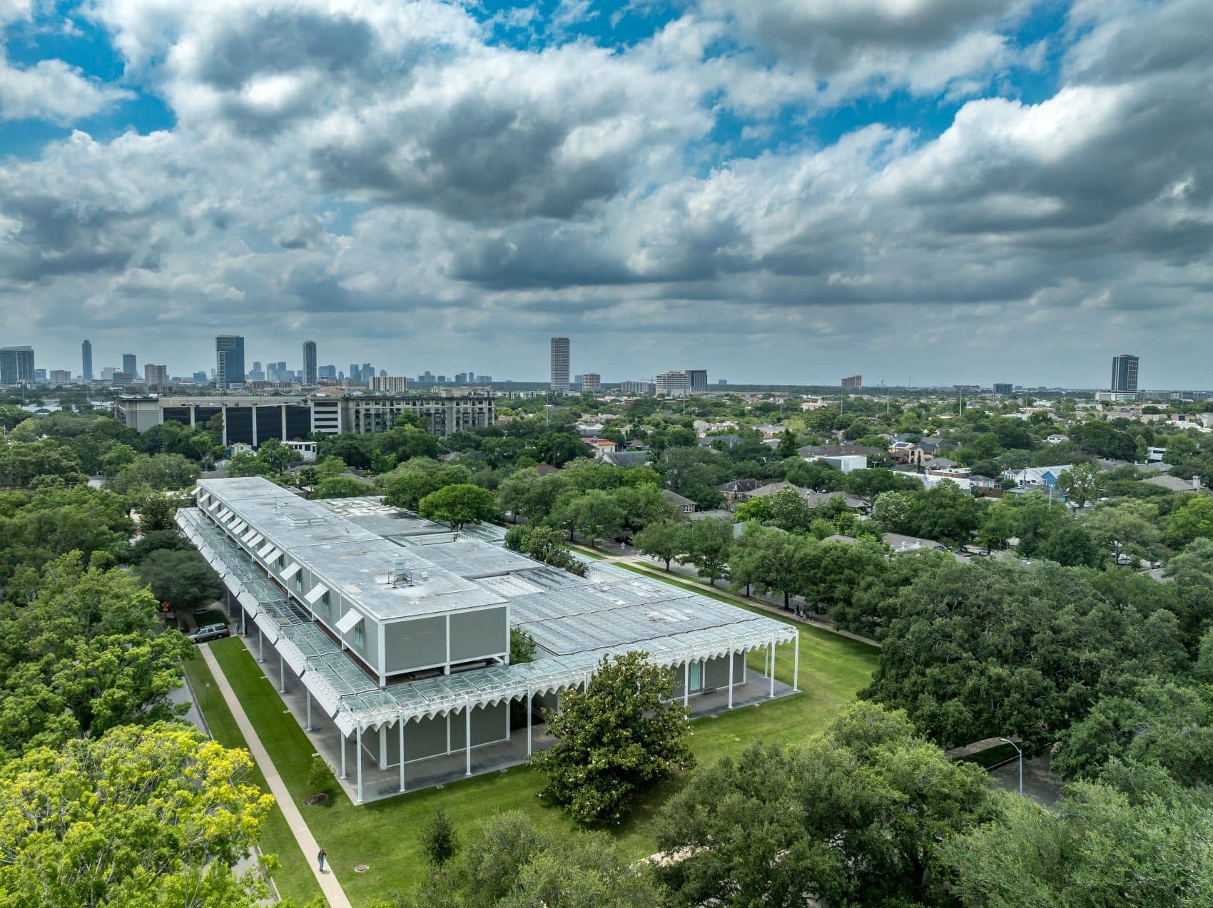 Menil Collection mit ihrem von Bäumen umgebenen Museumsgebäude in Houston