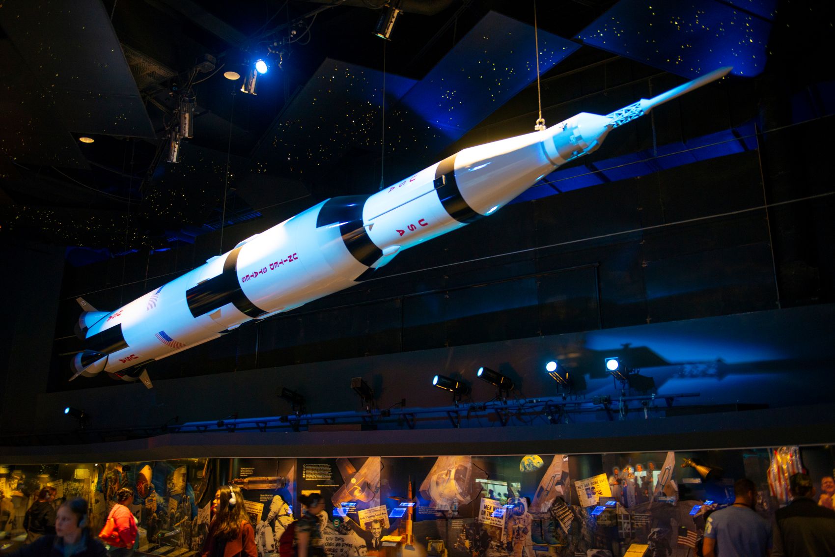 Modell einer Saturn-V-Rakete in der Ausstellung des Space Center Houston