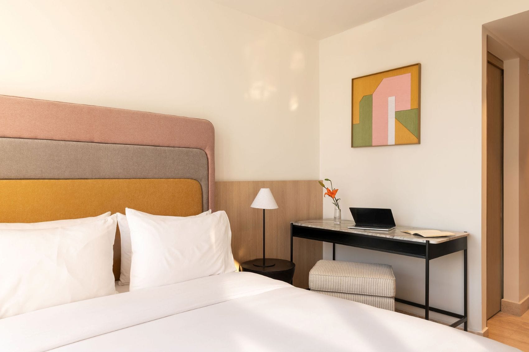 Zimmer im Hyde Mexico City Reforma in warmen Beige-, Rosa- und Ockertönen