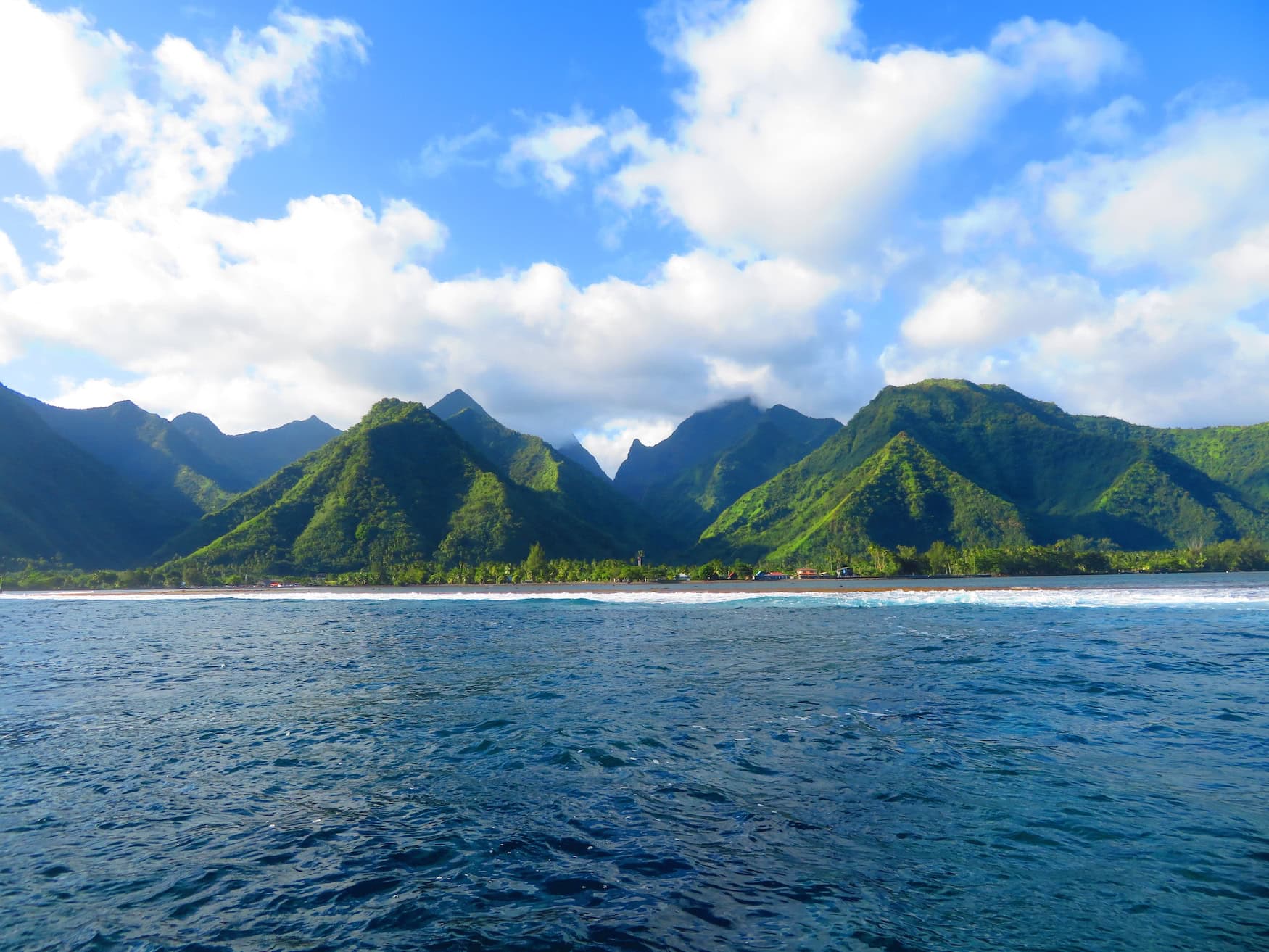 Küste von Tahiti bei Sonnenuntergang für Kultur auf Tahiti.