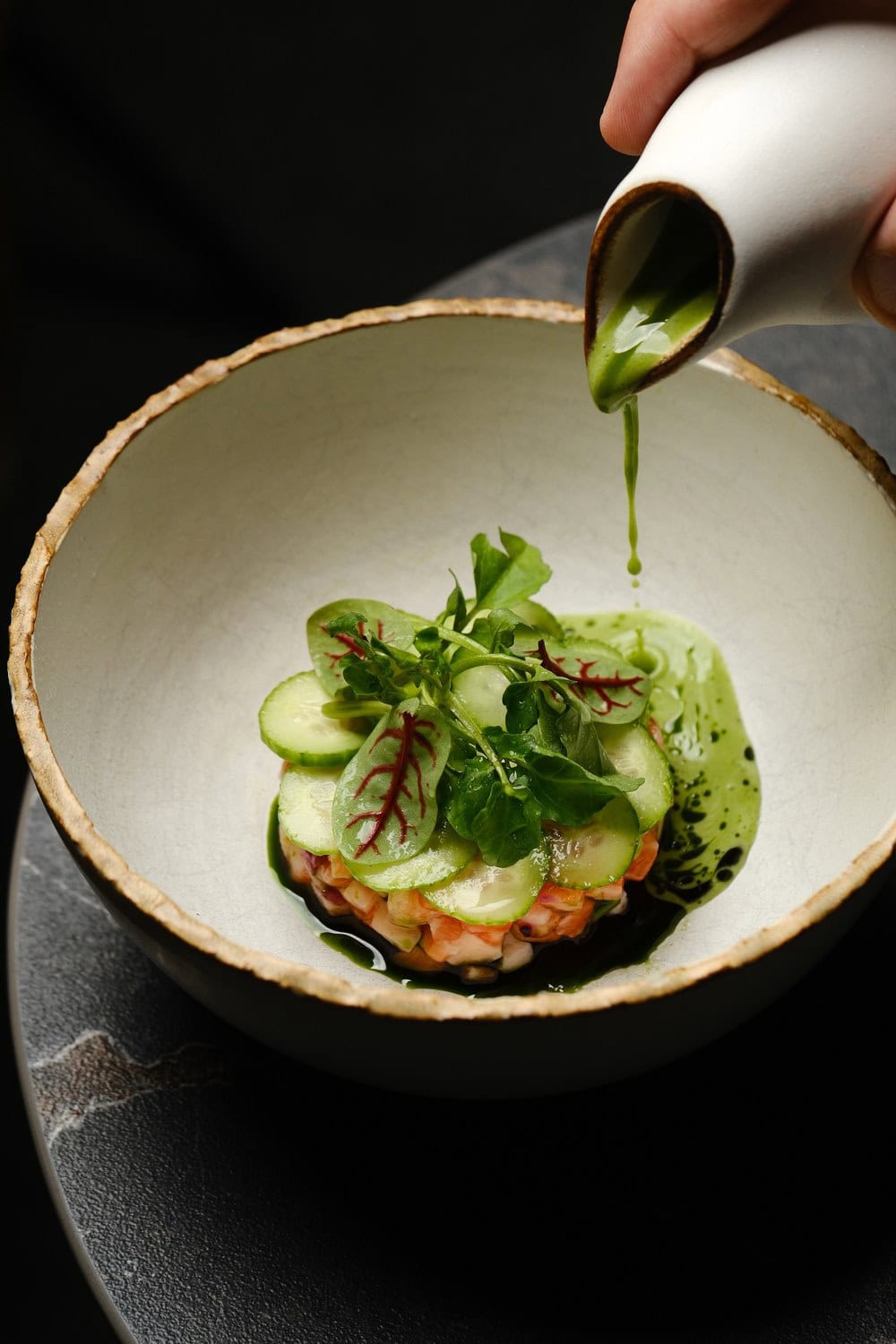 Lachs-Ceviche mit Leche de Tigre, fein angerichtet. Foto: Artem Arshanitsa / Shutterstock