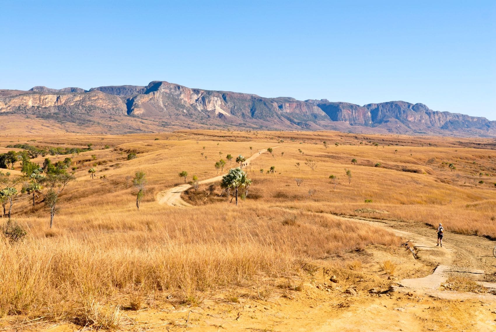 Wanderer in der trockenen Landschaft des Isalo-Nationalparks auf Madagaskar