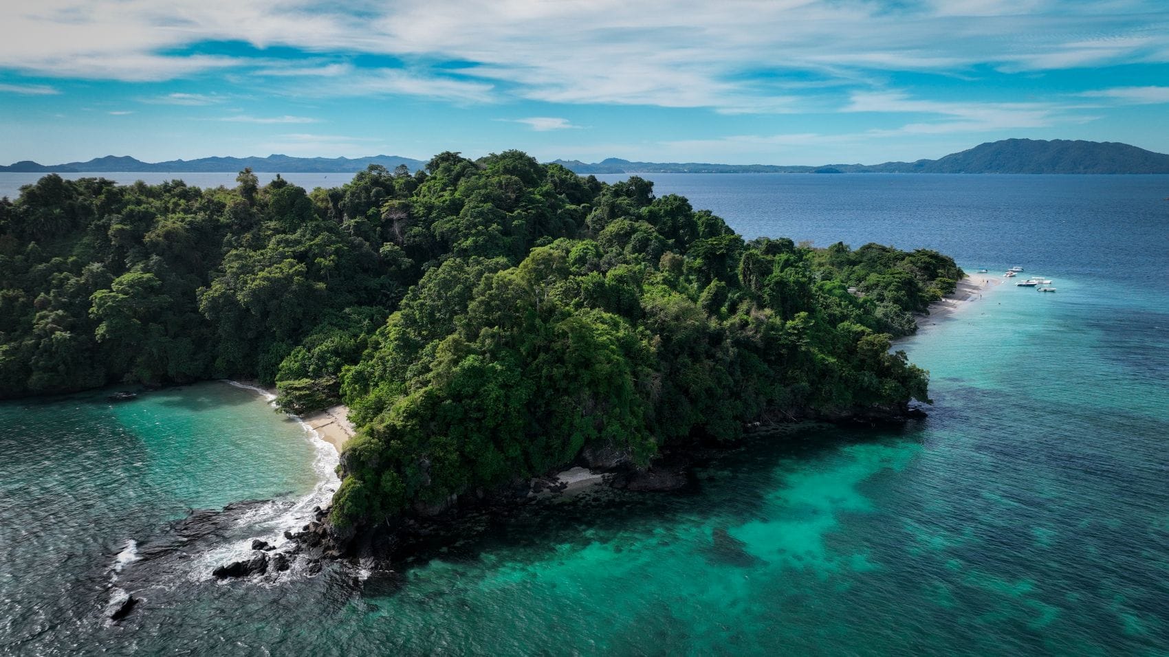 Insel Nosy Tanikely mit tropischem Wald, Stränden und türkisfarbenem Meer vor Madagaskar