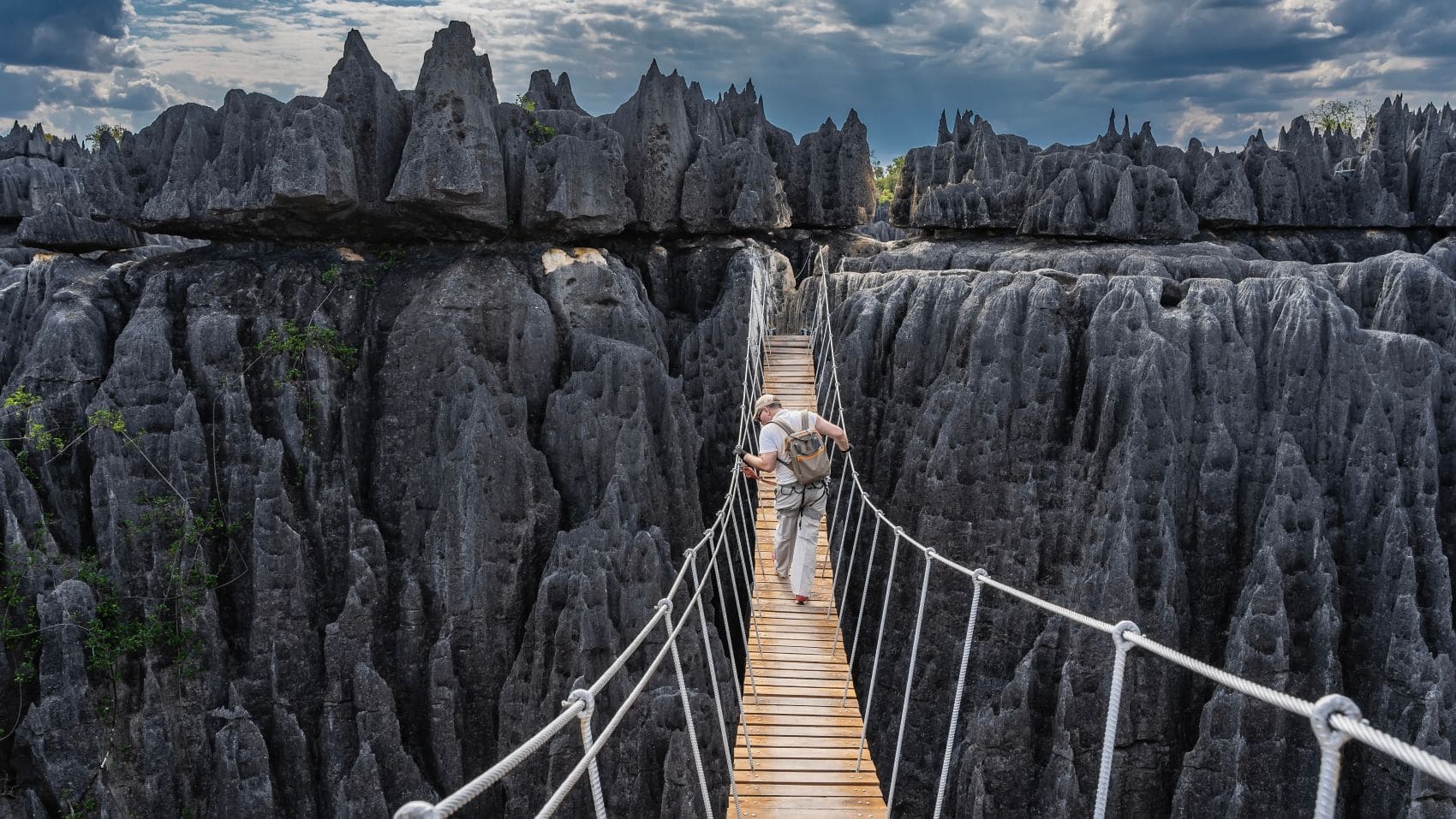 Wanderer auf einer Hängebrücke in den Tsingy de Bemaraha auf Madagaskar