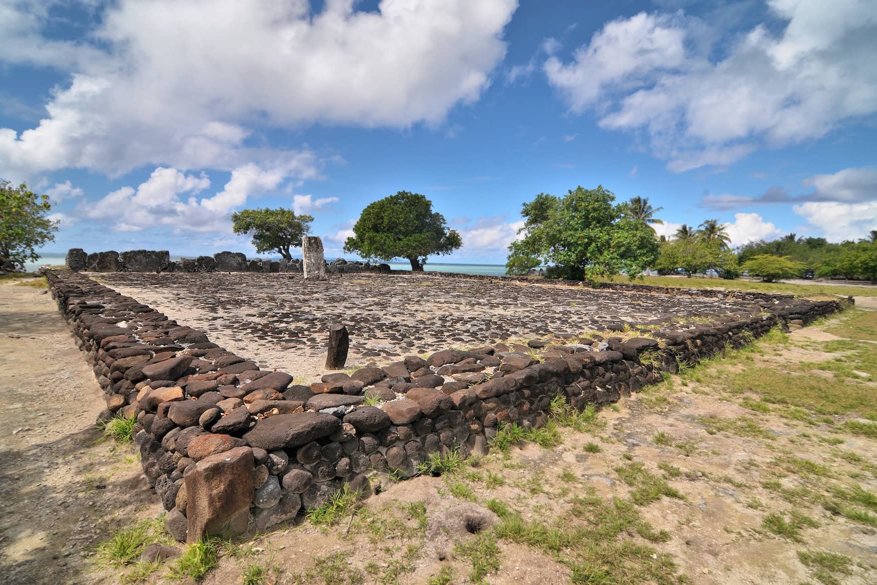 Marae Taputapuatea an der Küste von Raiatea in Französisch-Polynesien für Kultur auf Tahiti.
