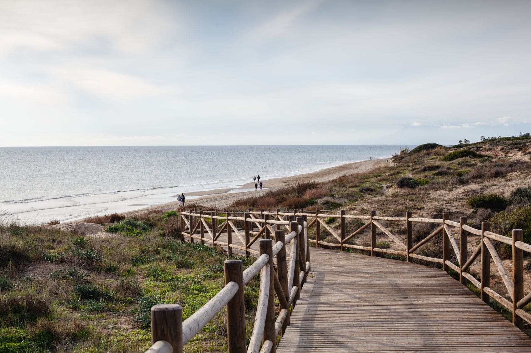 Holzsteg durch die geschützten Dunas de Artola am Strand von Marbella